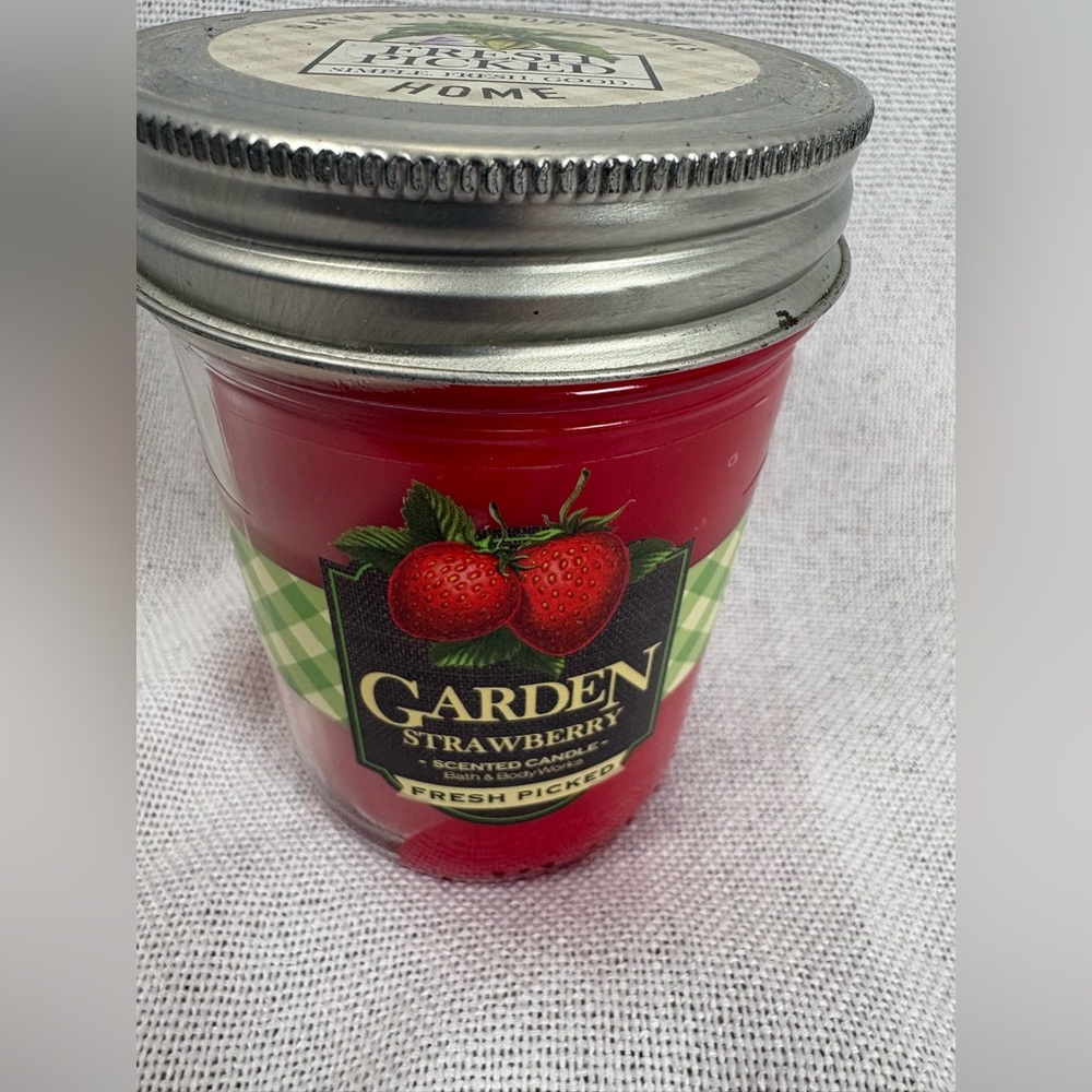 Bath & Body‎ Works Fresh Picked Garden Strawberry 🍓 Candle NEW - Picture 3 of 5